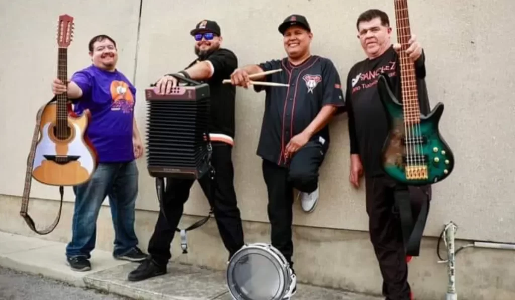 En esta ocasión, tuve el placer de presenciar la creación del Conjunto Diferencia, un grupo local de Tucson, Arizona Hola Tucson Mgz