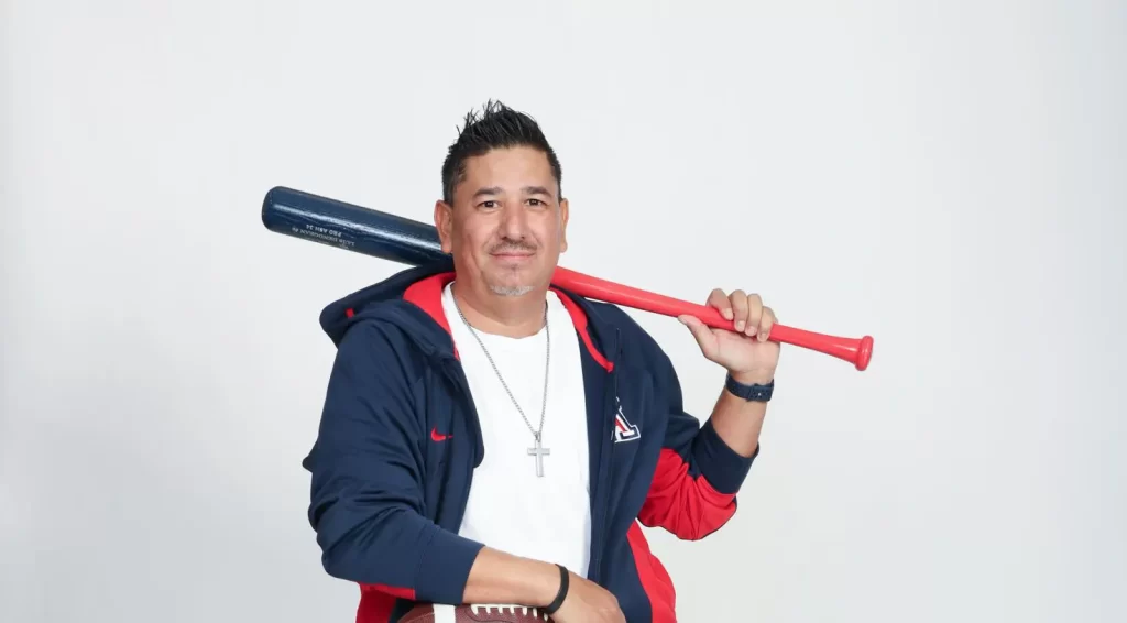 Este mes Hola Tucson dedica su portada a Luis Denogean, el mejor comentarista deportivo de habla hispana de todo el Sur de Arizona Hola Tucson Mgz