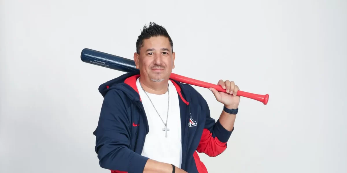 Este mes Hola Tucson dedica su portada a Luis Denogean, el mejor comentarista deportivo de habla hispana de todo el Sur de Arizona Hola Tucson Mgz