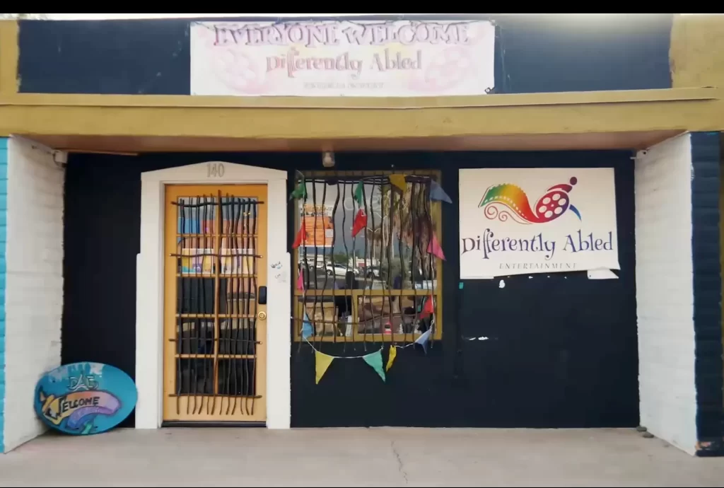 Un ejemplo es Jonni Campbell que maneja una notable organización sin fines de lucro llamada Differently Abled Entertaiment (DAE). Luego de una lesión en la columna vertebral a los 16 años